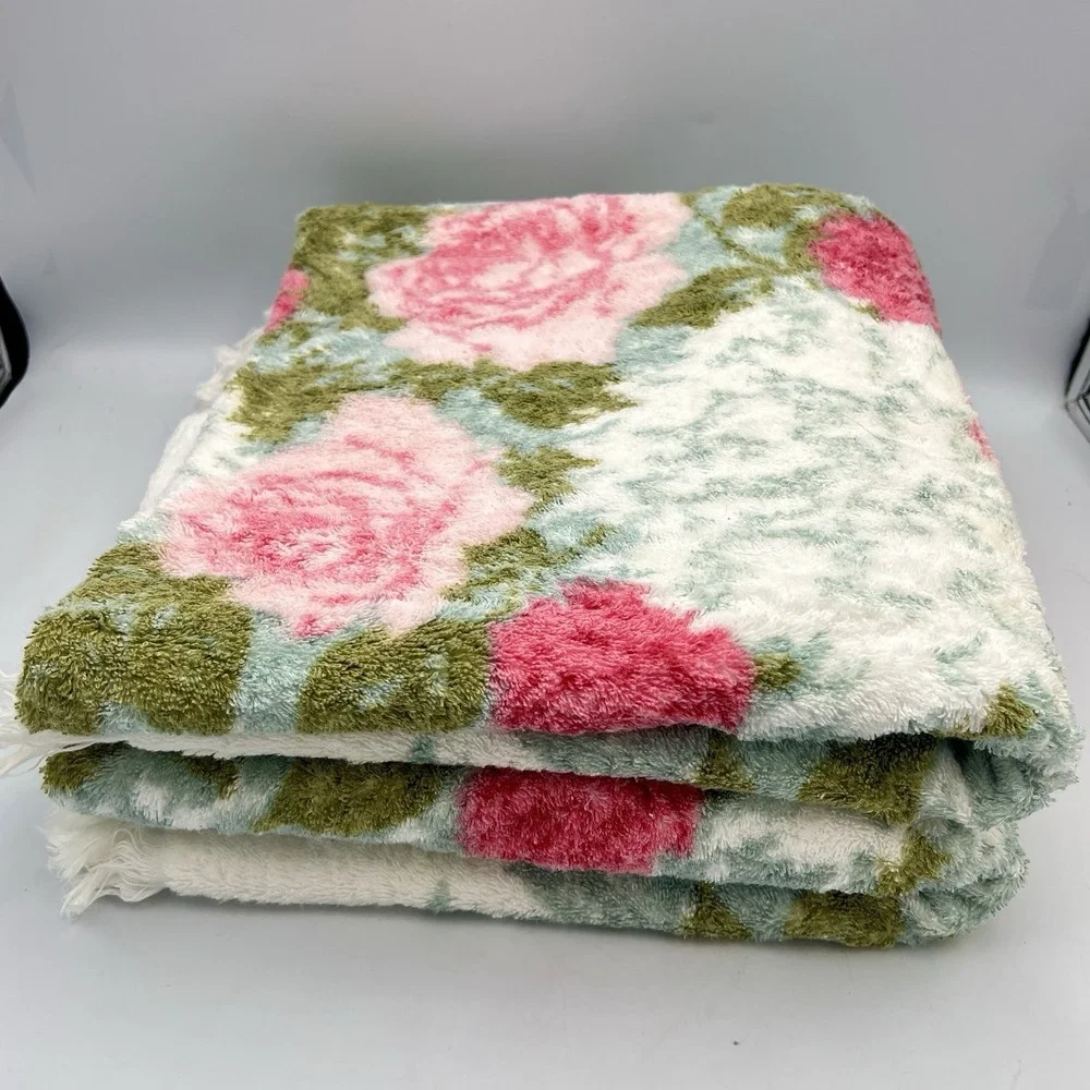 2 Vintage Fieldcrest Royal Velvet bath towels & Wash Cloths Roses 70s‎